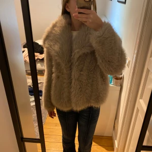 Zara liknande pälsjacka! - Säljer denna supersnygga pälsjackan som ser exakt ut som den populära jackan från zara! Storlek S! Köpte den på plick men hittar inget märke i den. Inga tecken på användning! Kan tänka mig att gå ner i pris!🥰🥰🥰🤩
