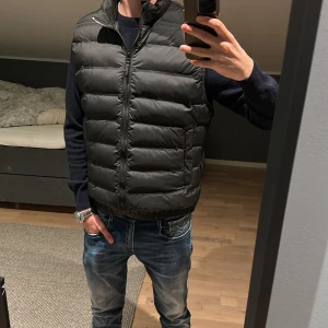 Zara väst  - Lite tjockare väst från Zara perfekt till hösten, som jag köpte I Paris förra året använd fåtal gånger då den är lite stor, hör gärna av er vid frågor. 