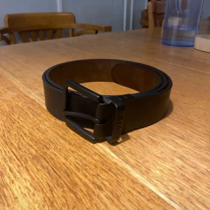Svart/brunt reversible levi’s bälte - Ett läder bälte i mycket gott skick, endast använt ett fåtal gånger, kom gärna med pris förslag eller frågor.