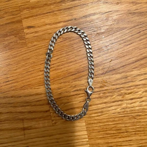 Pansar silverarmband- äkta silver - Säljer ett silver armband i äkta sterling silver 925. Kedjan har lite matt färg silver färg och är perfekt för den som vill ha ett stilrent halsband. Tveka inte att höra av er!  Mått: Längd utsträckt: 22 Bredd: 6mm Vikt: 13g 