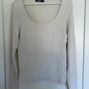 BikBok tröja - Jättefina tröjan från Bik Bok som passar till allt. Om du har storlek L och vill att det ska sitta lite löst så är tröjan perfekt för dig! 