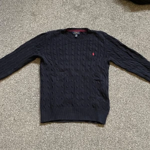 Polo Ralph Lauren knitted sweatshirt - Storlek L/G (14-16), ca xs-s vuxen storlek. Väldigt bra skick, knappt använd. Ordinarie pris 1495 kr. 