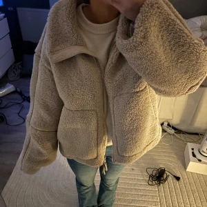 Teddy Jacka  - Säljer mina jätte fina teddyjacka från hm som passar perfekt nu till hösten❤️köpt här på plick men inte jätte mycket använd❤️den har ett märke som knappt syns, skriv för bilder på det