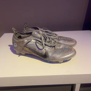 Nike mercurial - Säljer mina Nike mercurial som nu har blivit för små för mig. Skriv vid intresse och pris kan sänkas vid snabb affär
