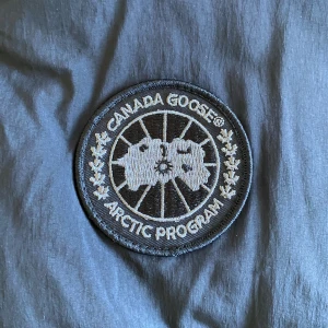 Canada goose väst - Säljer min canada goose väst då den aldrig använts. Lappar är kvar och perfekt nu för hösten. Kan mötas upp eller frakta. Står ej för postens slarv. Vet ej om den är äkta