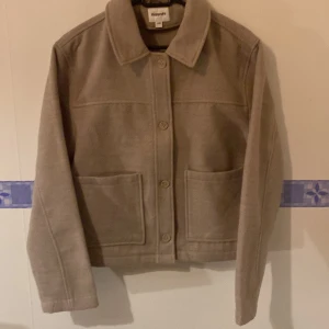 Oanvänd kappa! - Oanvänd kort kappa från Kappahl! Passar storlek xs/s dam!  Helt oanvänd och verkligen superfin!