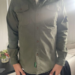 Stone island  - Stone island skjorta/jacka, köpt för 7 månader. Inga skador lika bra kick som den va innan. Storlek M
