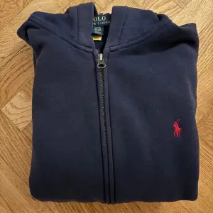 Polo Ralph lauren zip hoodie   Det står att storleken är XL men den sitter mer som M