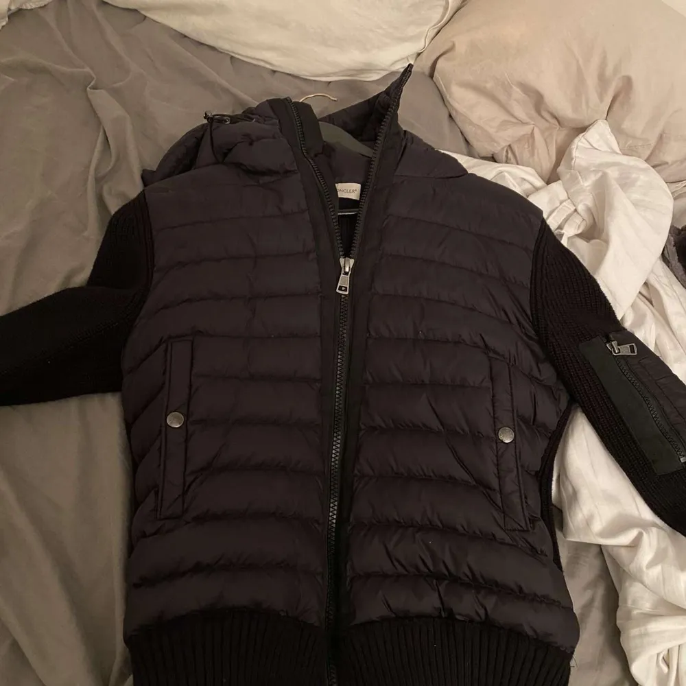 Säljer nu denna riktigt snygga moncler cardigan. Detta då jag inte har användning för den. Skick 9/10 bara använd fåtal gånger. Kvitto saknas eftersom den är lite äldre. Bara att skriva vid funderingar och frågor.. Jackor.