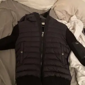 Säljer nu denna riktigt snygga moncler cardigan. Detta då jag inte har användning för den. Skick 9/10 bara använd fåtal gånger. Kvitto saknas eftersom den är lite äldre. Bara att skriva vid funderingar och frågor.