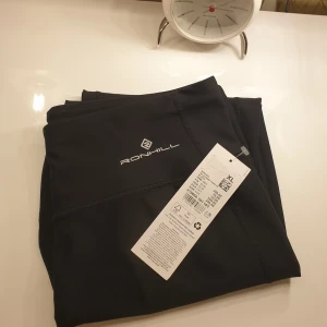 Tränings leggings - 3/4 tränings leggings från Ronhill, helt nya med lappen kvar. Nypris var 350,-
