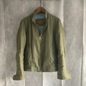 Linnejacka Massimo Dutti  - Säljer en snygg och lätt linnejacka i från Massimo Dutti | Perfekt tjocklek för kommande höst | I alldeles utmärkt skick | Hör av er vid frågor!⭐️