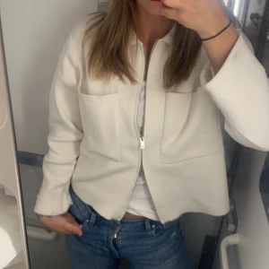 Stickad tröja  - Tröja från Åhléns i stolek M men passar mig som har S!  Pris kan diskuteras men den är nästintill ny 
