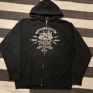 Fett cool zip hoodie - As cool zip hoodie från märket ”Lucky 13” som inte kommer till användning längre. Skriv om du har några frågor