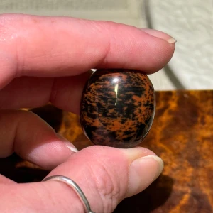 Mahogny obsidian - Vacker cuddle i mahogny obsidian. Hög kvalitet, nypris ca 50:-  Alla mina kristaller är köpta av väletablerade svenska säljare (så inget kina skit!)