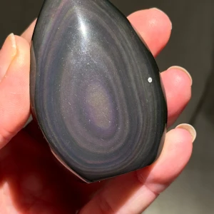 Vacker droppe i Regnbågs obsidian  - Ovanlig! Oftast är det svårt att hitta regnbågsobsidian i så här fin kvalitet och storlek. Väldigt dyr i inköp, ca 600:- Alla mina kristaller är köpta av väletablerade svenska säljare (så inget kina skit!)