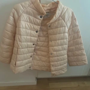 Jacka - Jätte fin jacka som liknar herno jackan. Använd sparsamt. Skriv om ni har funderingar💞💞