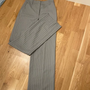 Kostymbyxor  - Oanvända kostymbyxor. 