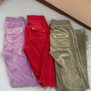 Juicy byxor - Säljer nu tre par juicy, alla är i xxs. 500 kr st. Eller 1400 för alla