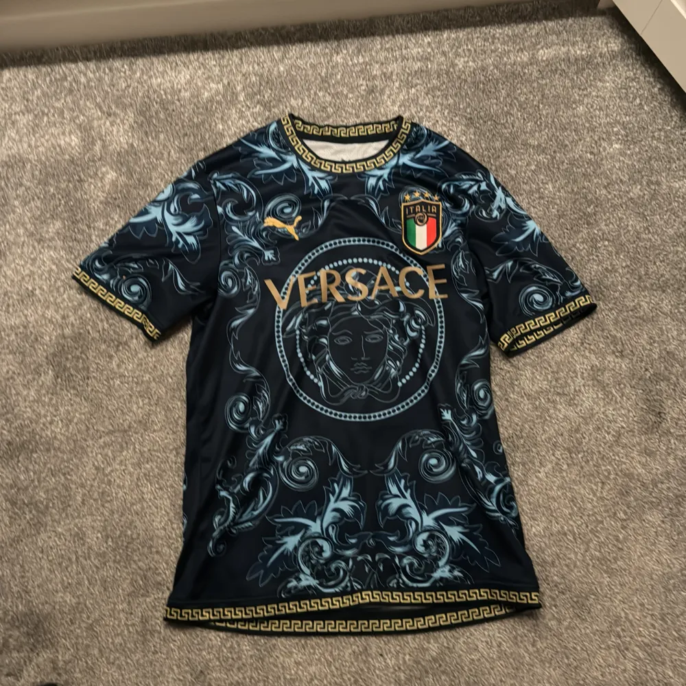 Blp vetsace x italy fotbolls tröja i storlek M. T-shirts.