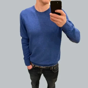 Blå tröja från märket closed  - Tröjan är är bra skick och är ifrån märket closed. Kan skicka dagen ni köper den. Om ni har några frågor så tveka inte på att fråga