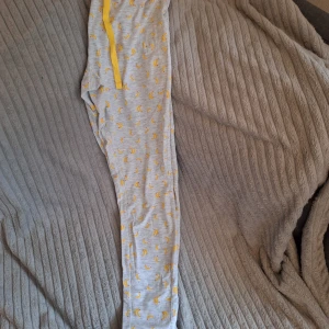 Pyjamasbyxor - Pyjamasbyxor med bananer på. Fint skick. 