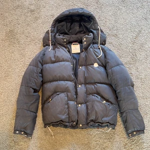 Moncler Jacka - Denna kommer inte heller till användning då jag har tröttnat på den så bättre att den kommer till användning på någon annan Märket är vitt för det är en collab med Visvim. Så den är lite skönare o unikare än vanliga mayor. Skriv om intresserad:)