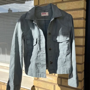 Dobber jacka - Tranchcoat likanande vårjacka från dobber, gråblå Strl xs