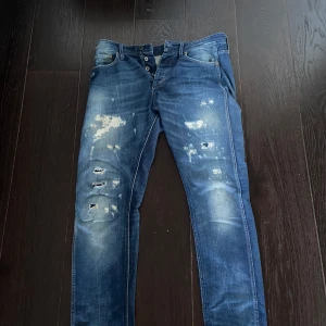 Jack and Jones jeans - Ett par jeans från Jack and Jones med riktigt snygga slitningar.  Modellen är slim fit. Dem är använde typ 1 gång bara så dem är knappt använda.   Hör av er vid  funderingar 🙂 