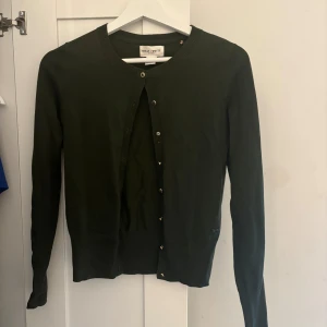 Grön kofta - Super fin mörkgrön kofta från Lindex 🥰 aldrig använd så jätte fint skick! Skriv vid fler bilder eller andra frågor 💞