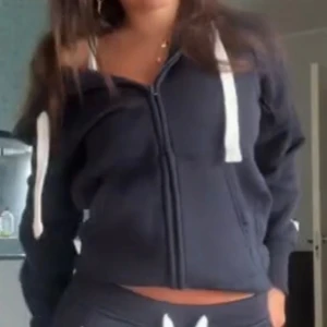 Zip Hoodie - Russemerch hoodie i strl S med lappar kvar, säljer pgr fel strl 💗 skriv om du vill ha fler bilder säljer även en i ljus grå. Nypris 800kr