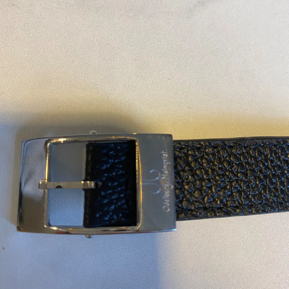 Det är ett helt oanvänt armband det blev ett fel köp, original kartong följer med vid köp. Inköpt i augusti, ifrån odelberg malmqvist. Accessoarer.