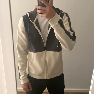 Hugo boss ziphoodie - Xs, använd fåtal gånger. Skick 8/10  Nypris: 1 600 kr 
