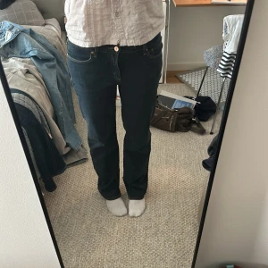 Lågmidjade mörkblåa jeans - Lågmidjade raka jeans från Abrand Jeans. Midjestorlek 27, och jag är 174 så de är ganska långa. Nypris 1000kr, använda några fåtal gånger.