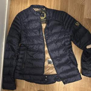 knappt använd belstaff dunjacka. bra till höst/vår. storlek UK 8 US 6, har inte jätte koll på översättningen men skulle nog säga S.