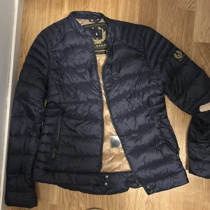 dunjacka - knappt använd belstaff dunjacka. bra till höst/vår. storlek UK 8 US 6, har inte jätte koll på översättningen men skulle nog säga S.