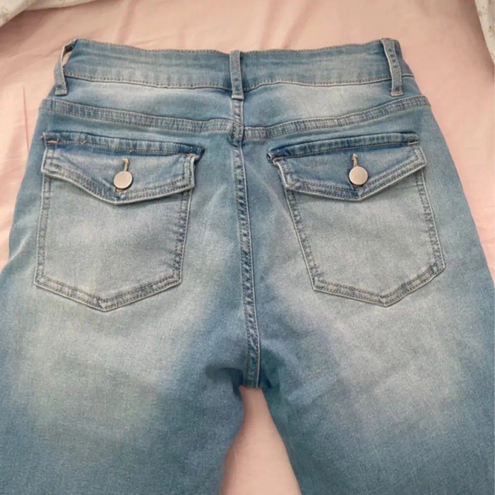 Jättefina bootcut jeans ljusblå från shein aldrig använd pågrund av att de är för långa på mig. Innerbenslängd: 75 cm . Jeans & Byxor.