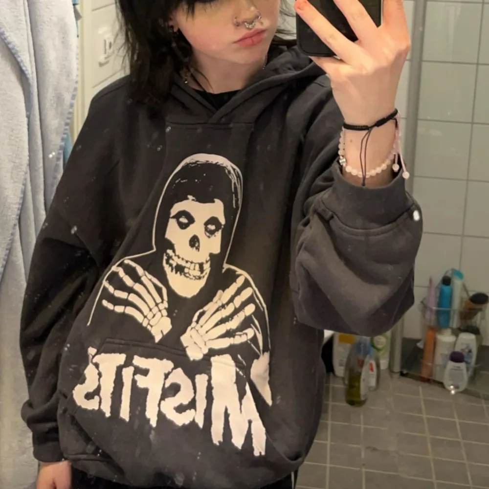 Misfits hoodie från h&m. Den e nt smutsig det är spegeln. Vet nt nypriset men säljer den för 150. Hoodies.