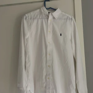 Polo Ralph Lauren skjorta - En oanvänd Polo Ralph Lauren skjorta, 10/10 skick, nypris 1500kr.  170-176