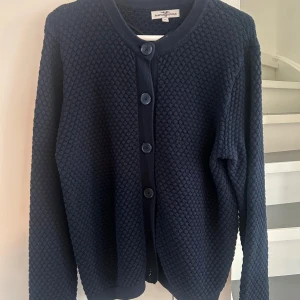 Stickad kofta - Stickad kofta som knappt är använd🙌🏼