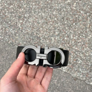 Ferragamo bälte - Ferragamo läder bälte med grå buckla. Skick 10/10 som nytt. Skriv till mig vid frågor elr fler bilder💯❤️🍻