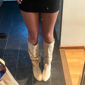 Höga boots - Jätte fina beigea stövlar med klack i mocka liknande material. Står storlek 41 men passar 39/40. Nypris 1016 kr. 