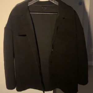 Svart Kappa - vill sälja min svarta kappa från gina tricot i storlek xs då den inte kommer till användning. Har tappat bort bältet man har runt men det finns knappar på kappan. Köpt för 599kr men säljer för 300. Snabbköp 250kr