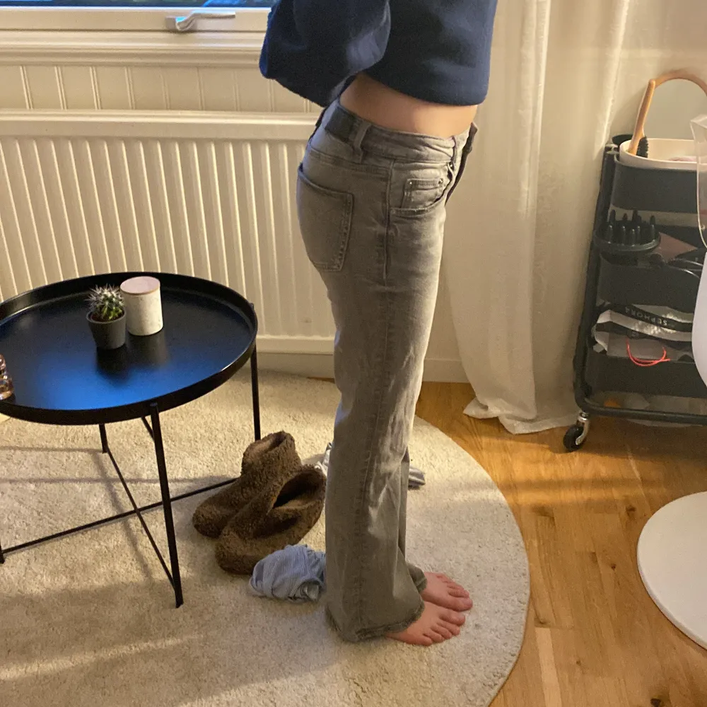 snygga lågmidjade bootcut jeans, ljusgråa. Mycket bra skick! Endast använt 4 ggr. Priset kan ändras. säljer pga för små💓💓. Jeans & Byxor.