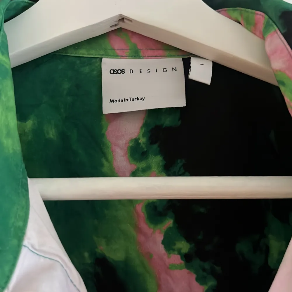 Skjorta från ASOS storlek L passar även bra för M. Använd några gånger. I princip nyskick. Paidat.