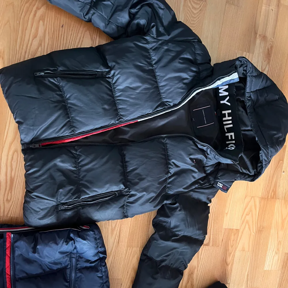 Svart Tommy Hilfiger jacka, strl 164. Jackor.