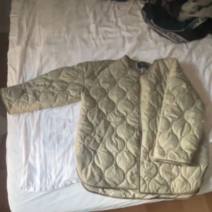 Jacka - Jättefin sparsamt använd jacka från Bikbok 