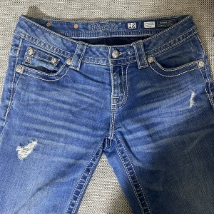 Miss me jeans  - Lågmidjade bootcut missme jeans i storlek28.🔥 Det enda som är fel är att det finns ett litet hål på sista bilden till höger om knappen som kan användas ifall man vill ha det tajtare i midjan men annars it synligt. Pris/mått diskuteras privat. 