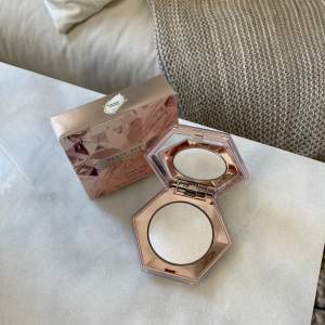 Fenty Beauty Highlighter Diamond Bomb All-Over Diamond Veil How Many Carats? Helt ny och oanvänd. Nypris: 540kr.