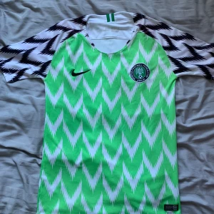 Nigeria fotbollströja  - Säljer denna populära Nigeria fotbollströja från 2018. Den är i storlek S. Skicket är 6/10. Den har några defekter. Pris kan diskuteras. 